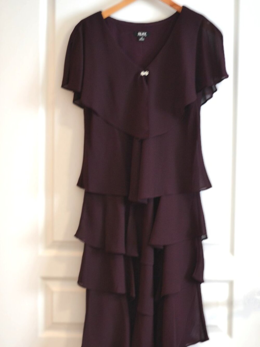 SLNY Burgundy Tiered Capelet Dress V Neck Below Knee Length Size 14
